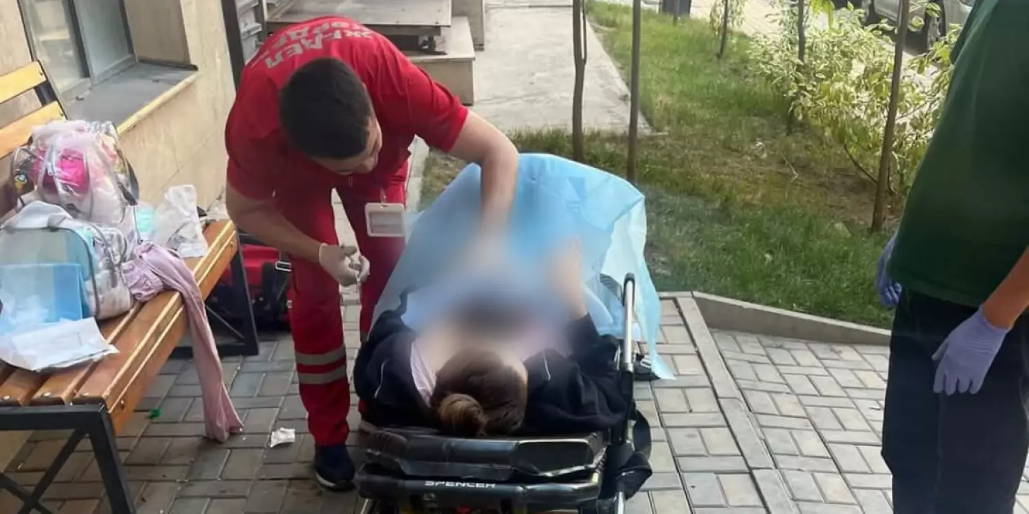 Алматыда әйел аулада босанды