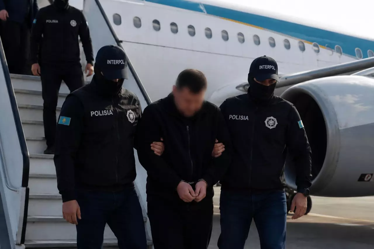 Обещал поступление в вузы и похитил 28 млн тенге: подозреваемого экстрадировали из Албании