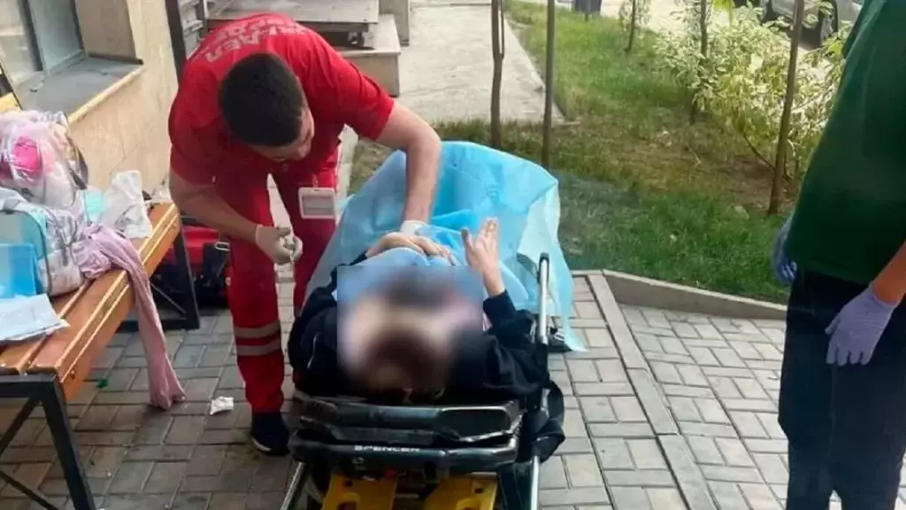 Алматыда толғағы қысқан әйел аулада босанып қалды