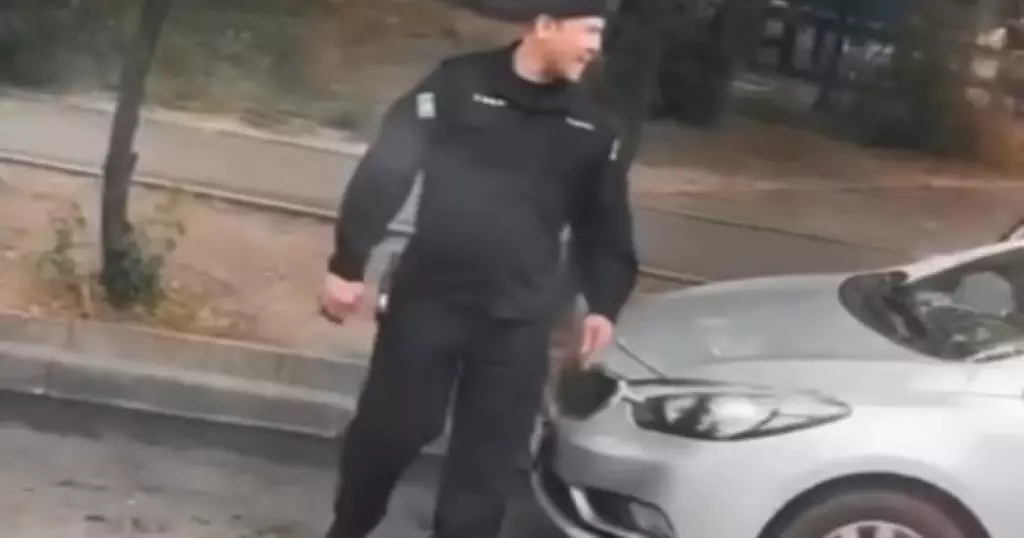 «Сен туралы кітап жазса болады»: Өртенген полицейдің қарындасының жазбасы елді жылатты