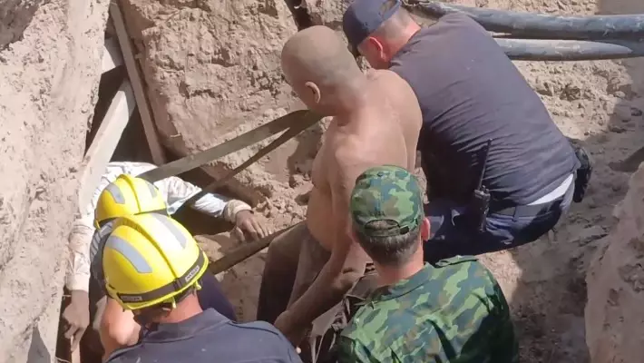 В Ургенче спасатели вызволили мужчину из-под завалов во время строительных работ
