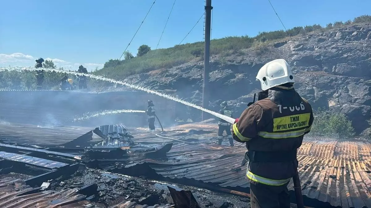 Сильный пожар разгорелся на предприятии в Восточном Казахстане