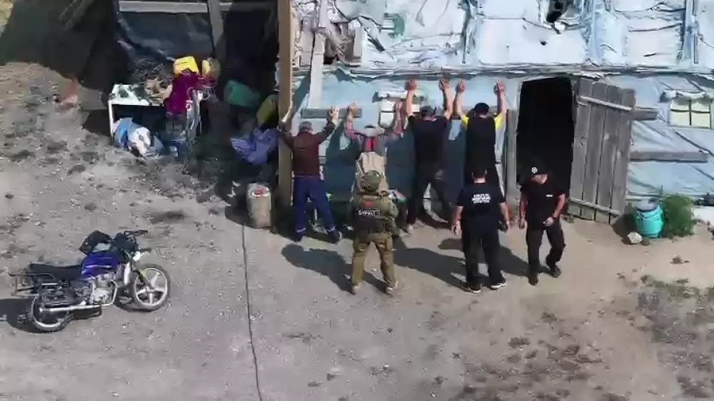 Золото в пакетах и десятки силовиков - видео масштабной спецоперации показало АФМ