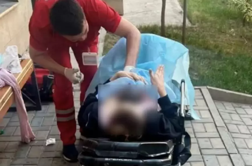Алматыда әйел тұрғын үй кешенінің ауласында босанып қалған