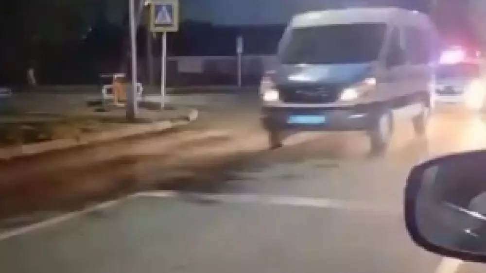 Павлодарда патрульдік көлікті GTA стилінде ұрлау сәті видеоға түсіп қалды