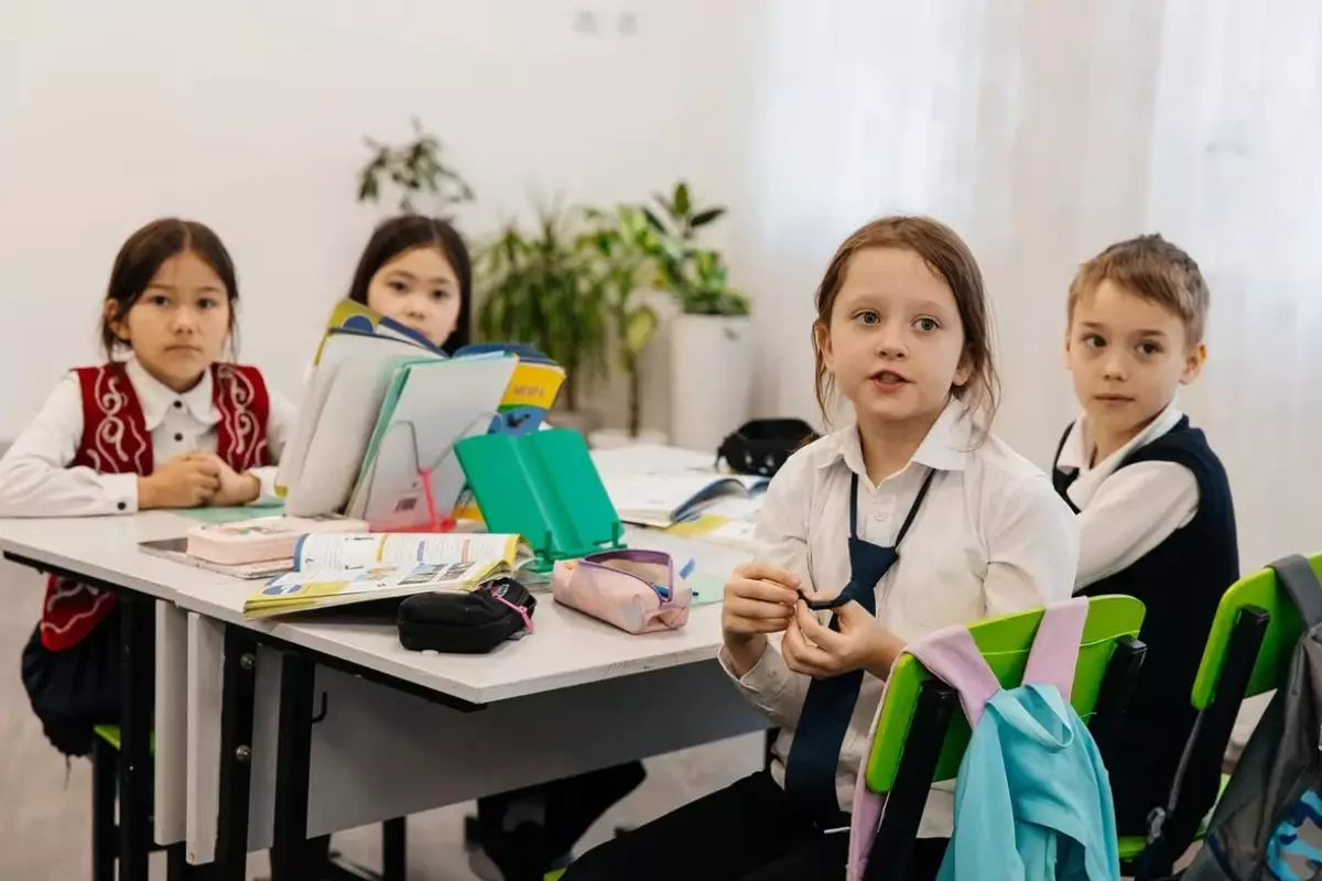 Тысячи заявлений в первые классы вернули родителям в Атырауской области