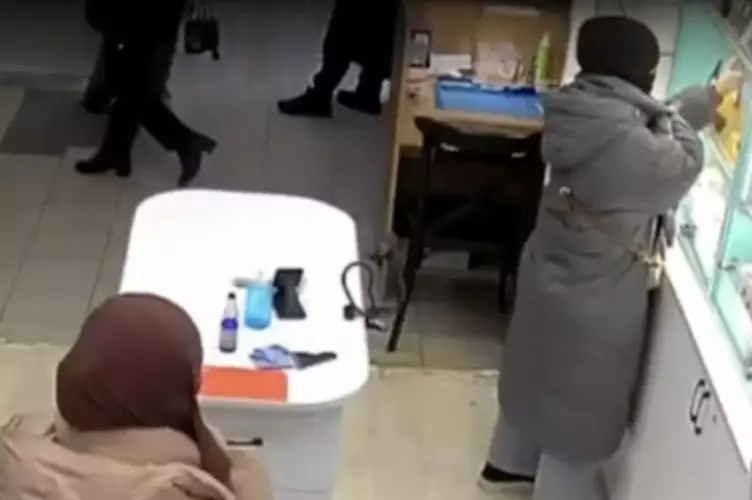 Бетін жасыру үшін ниқаб киген: Ақтөбеде сауда үйіндегі ұрлық видеоға түсіп қалды