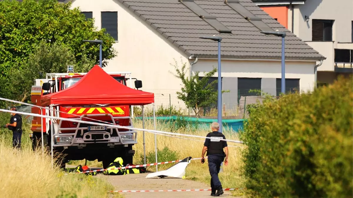Семьи в ужасе наблюдали за крушением парашютного самолета во Франции, унесшего жизни всех 11 человек на борту.