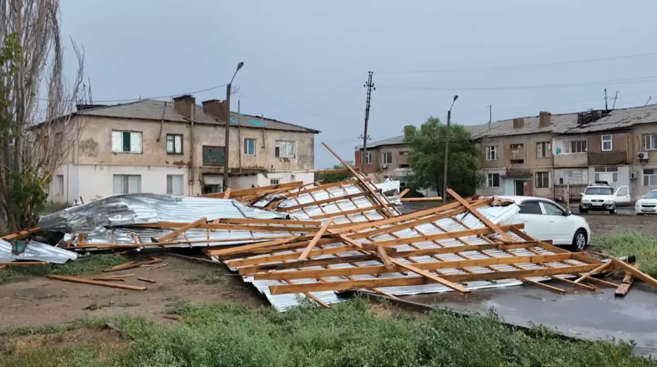 Қызылордада дауылдан көпқабатты үш үйдің шатыры құлады