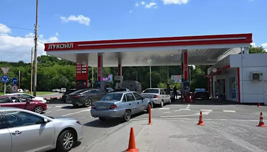 Дефицит топлива распространяется на новые регионы России на фоне ударов Украины.