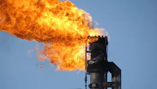 Глобальный объем сжигания попутного газа на факелах вырос третий год подряд: мы движемся в неверном направлении.