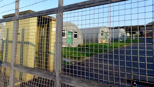 Британские просители убежища столкнутся с необходимостью оплатить сбор в размере 10 000 фунтов до подачи заявления на постоянное проживание.