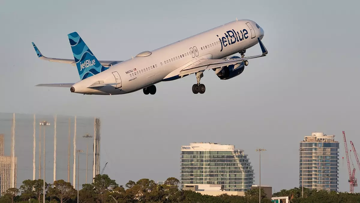 Аудиозапись авиадиспетчерской связи зафиксировала сообщение пилота JetBlue о столкновении с дроном.