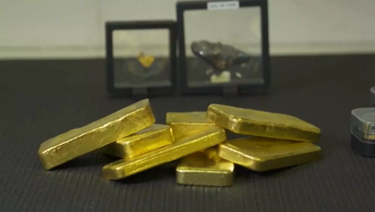 Мировые цены на золото снизились до $4015