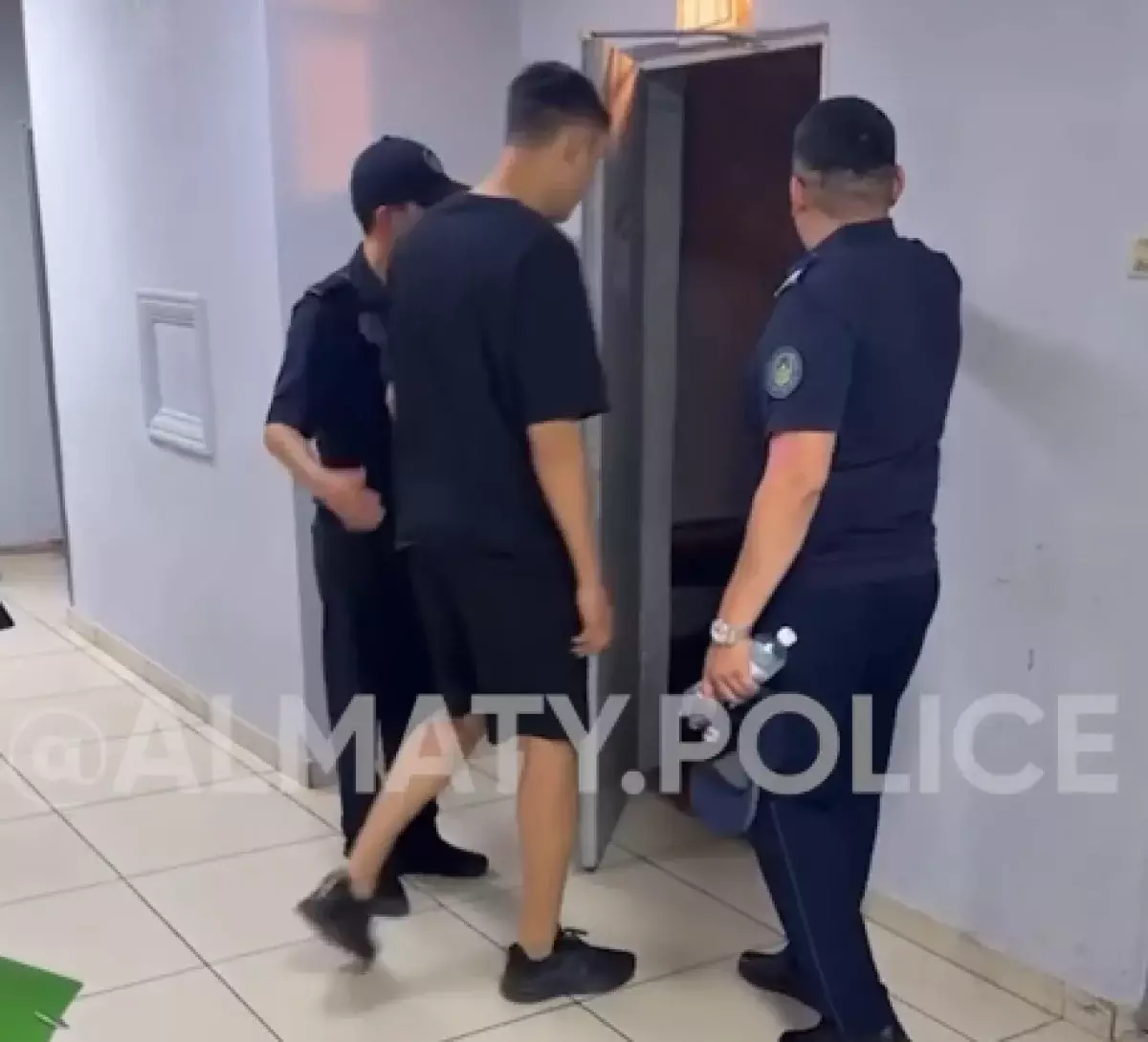 Видео с нецензурной бранью обернулось для алматинца арестом на 15 суток