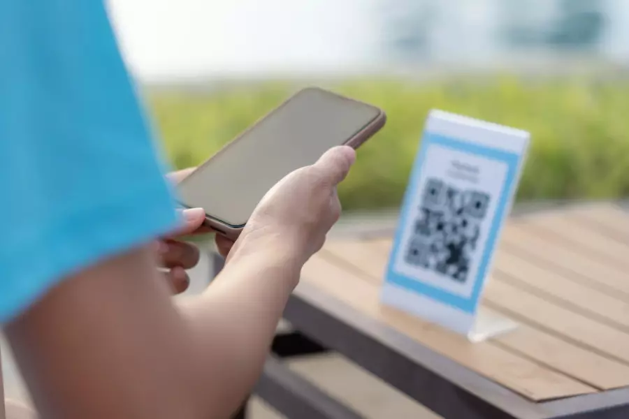 Полиция көшедегі күмәнді QR кодтарға байланысты ескерту жасады