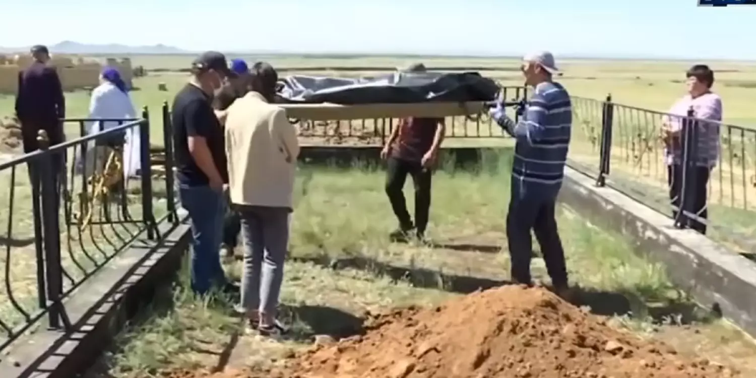 Қарағандылық әйел қабірден анасының емес, басқа адамның мәйітін тапты