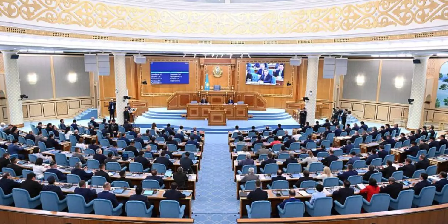 Ел тарихындағы қос палаталы парламенттің соңғы бірлескен отырысы өтіп жатыр