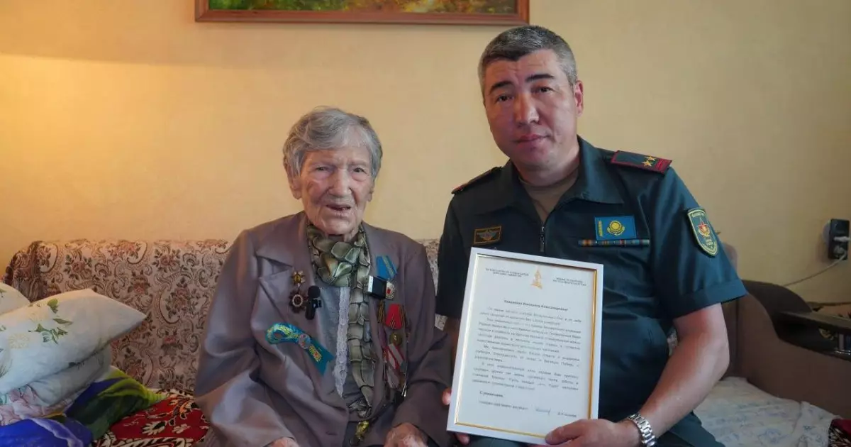   Алматыда Ұлы Отан соғысы ардагерін құттықтады   