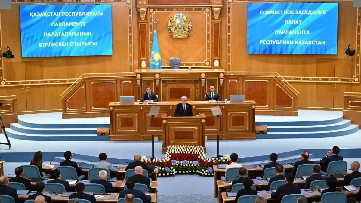  Тоқаев AMANAT партиясына алғыс айтып, тарихи қадамды қолдады 
