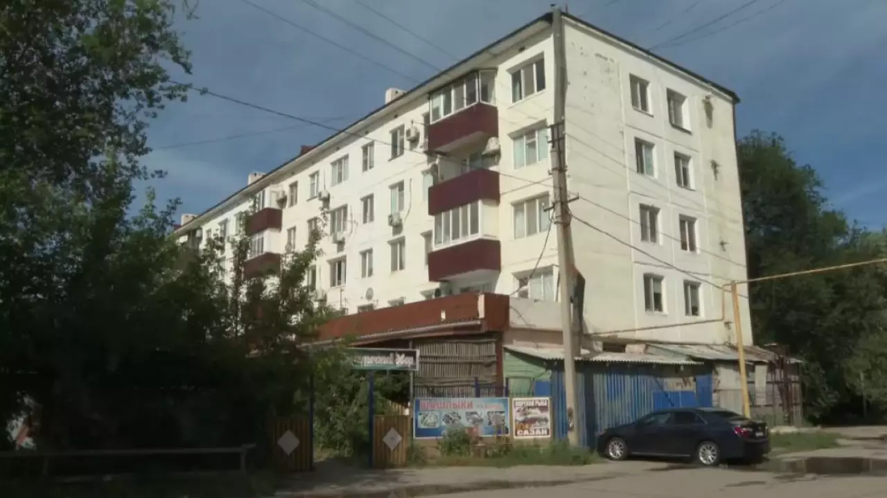 Незаконную пристройку просят снести жители Атырау