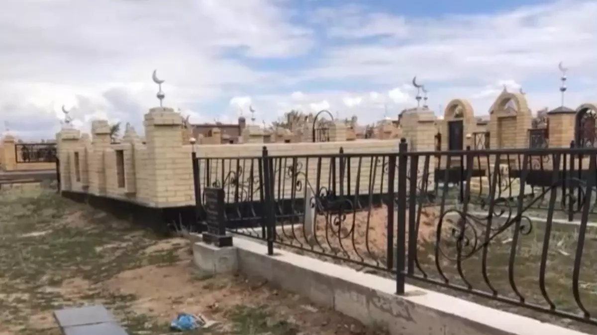 «ДНҚ сараптамасы шықты»: Қарағандыдағы зиратқа таласқан отбасылар дауы шешілді (ВИДЕО)