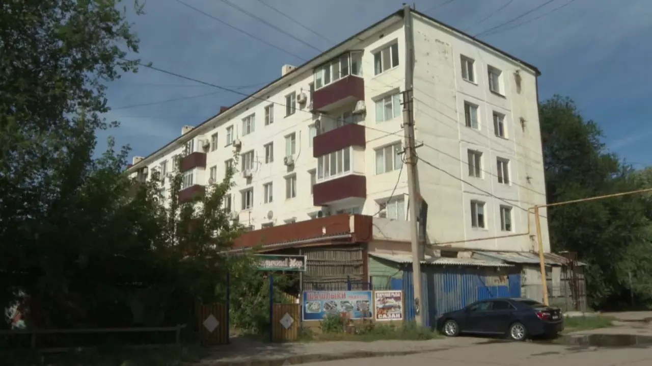 Атыраудағы үйдің тұрғындарын жапсарлас салынған нысан алаңдатып отыр