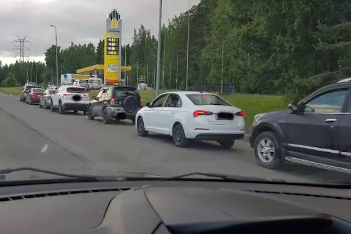В России пенсионер умер в очереди за бензином