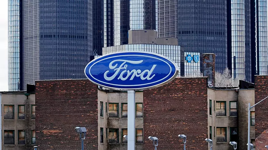 Ford отзывает 741 195 внедорожников и пикапов из-за дефекта трансмиссии, повышающего риск самопроизвольного движения автомобиля, по данным NHTSA.