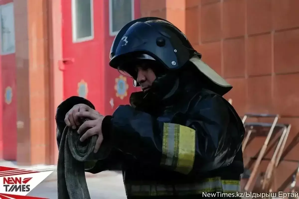 После пожара восемь семей живут в сарае в Алматинской области