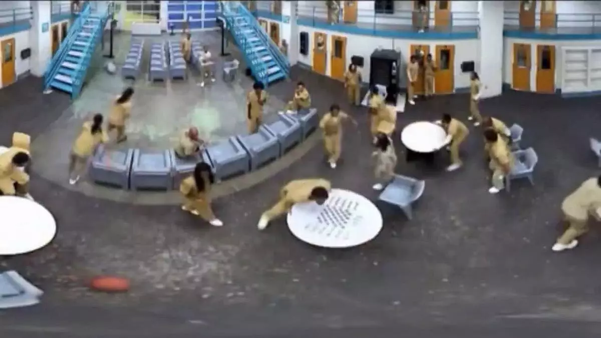 Дикое видео показывает, как заключенные устраивают бунт в тюрьме после того, как недовольство по поводу доступа переполнило чашу терпения.