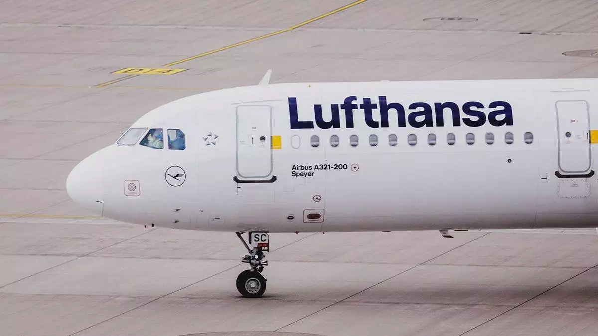 Фитнес-блогерша заявила, что сотрудники Lufthansa назвали её вид «голым» и заставили застегнуть молнию перед посадкой на рейс.