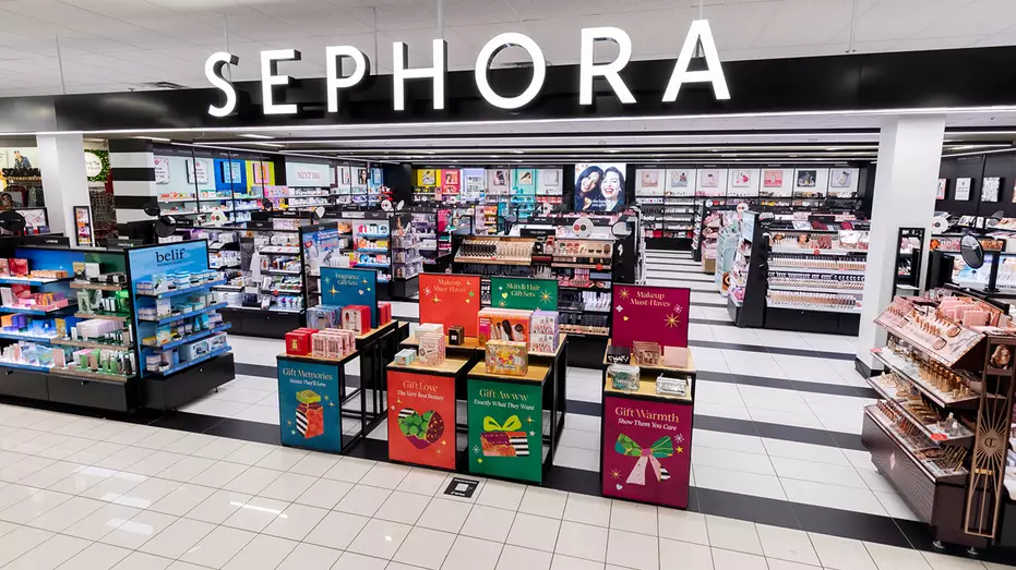 Сефора вслед за Walmart и Target вводит новые «тихие часы» для комфортного шопинга.