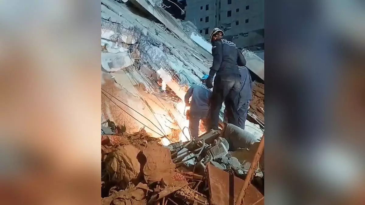 Двухлетний мальчик был извлечен живым из-под завалов спустя шесть дней после разрушительных двойных землетрясений в Венесуэле.