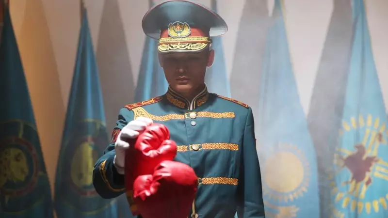 Геннадий Головкин Ұлттық ұлан музейіне бокс қолғабын табыстады
