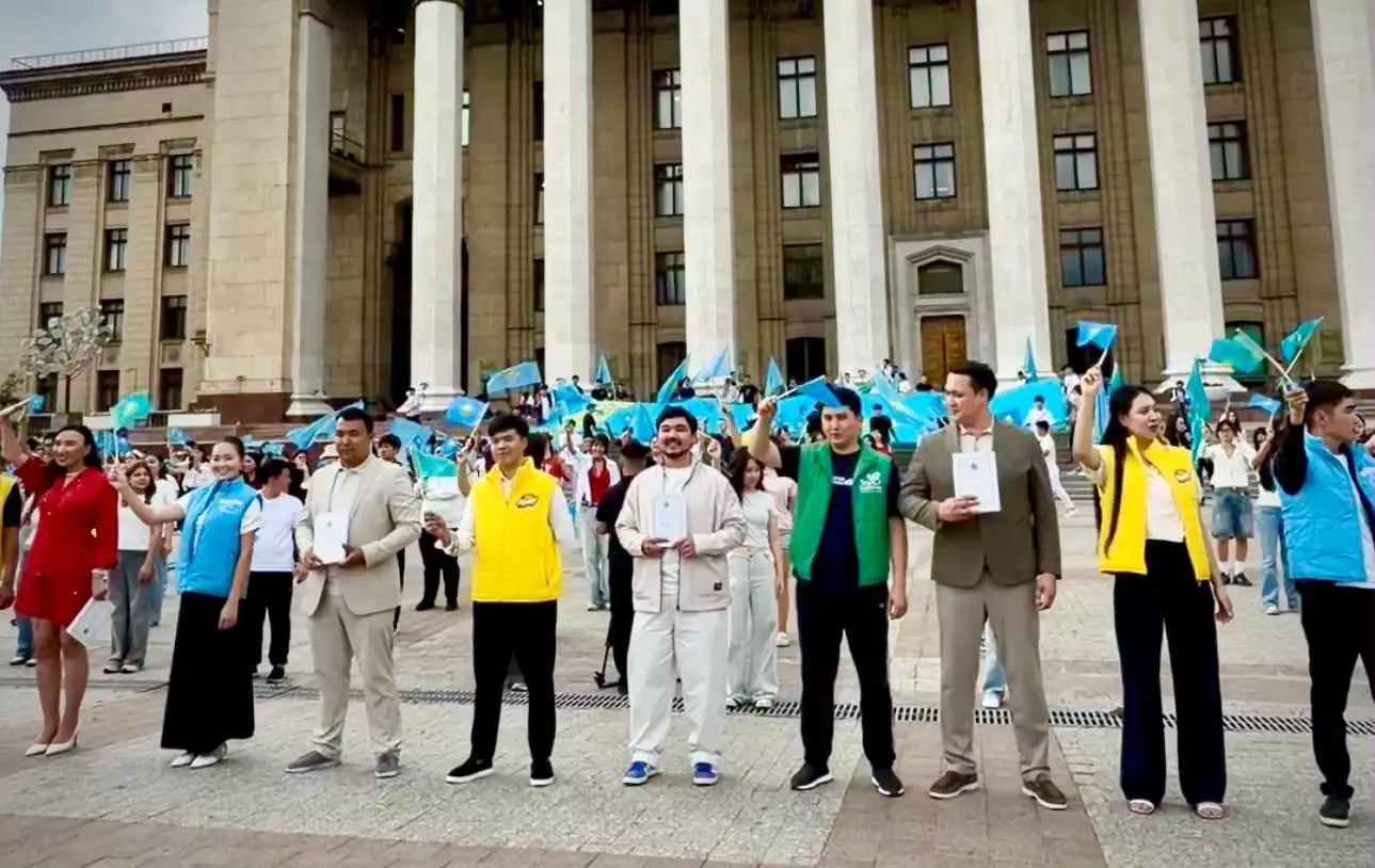 В Алматы новая Конституция вступила в силу под флагами, арт-перформансами и массовыми акциями