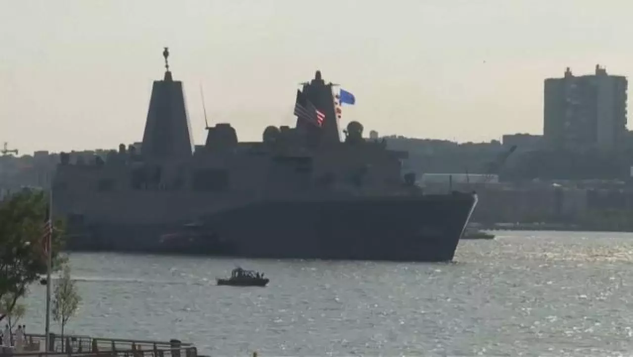 USS Arlington әскери кемесі Нью-Йоркке барды