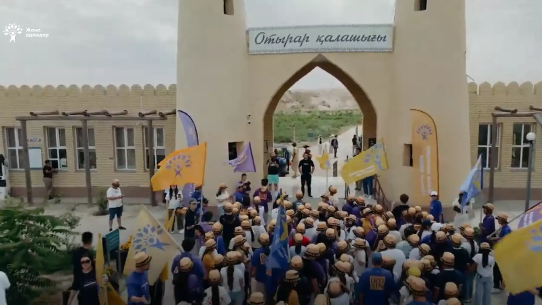 Конституция күшіне енген күні Жаңа адамдар Алтын Орданың тарихи мұрасы саналатын Отырар қалашығын ЮНЕСКО-ның Дүниежүзілік мұралар тізіміне енгізу туралы өтініш жолдады