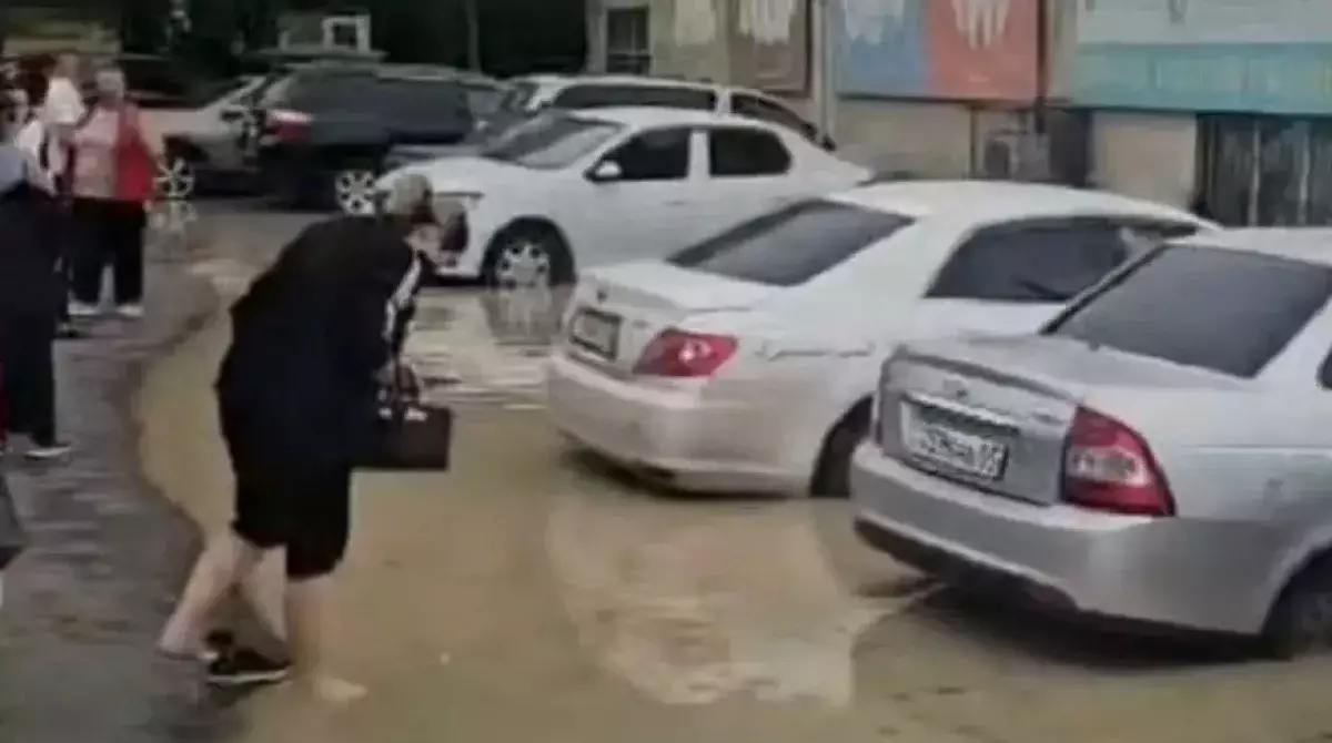 Река Аксай вышла из берегов и подтопила магазин в районе рынка Алтын Орда под Алматы