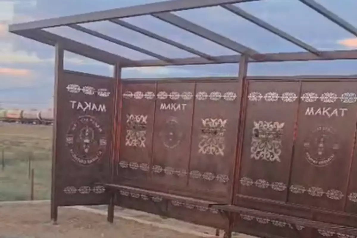 В Макатском районе обновляют павильоны, но жители уже недовольны