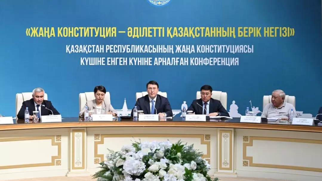 Жетісуда жаңа Конституцияға арналған конференцияда қатысушыларға Ата Заңның арнайы басылымы табысталды