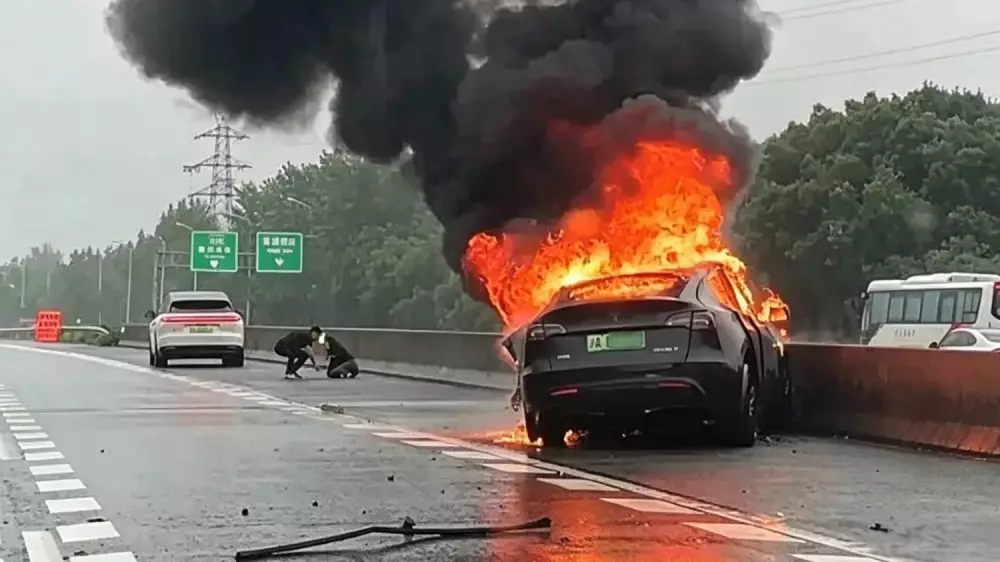 Tesla Model Y полностью сгорела после аварии в Китае
