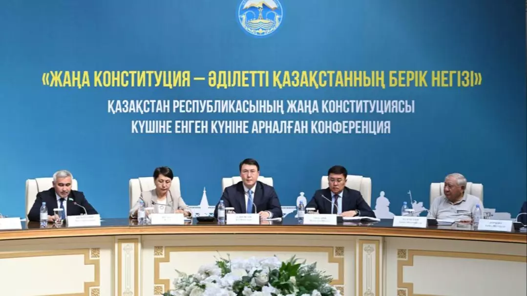  Жетісуда жаңа Конституцияға арналған конференцияда қатысушыларға Ата Заңның арнайы басылымы табысталды 