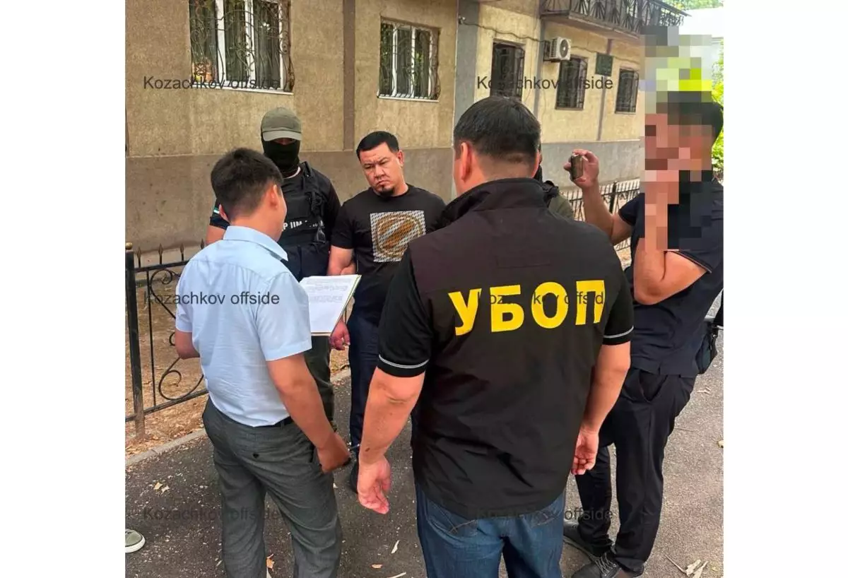 Шымкентте жүргізуші ісін "шешемін" деген блогер полицейлерді бопсалағаны үшін ұсталды