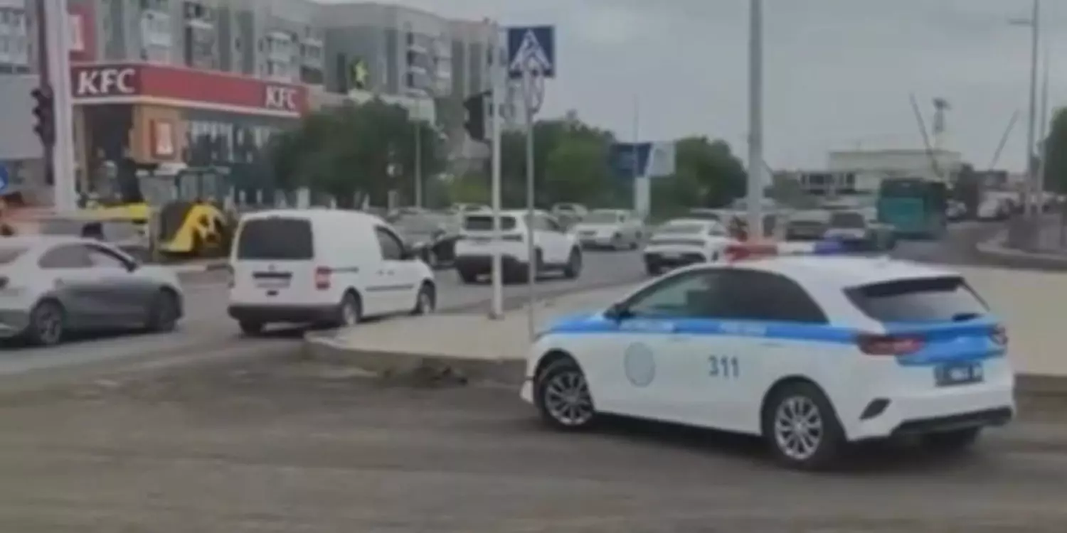 Қарағандыда асфальт төсейтін техника жұмысшыны басып кетті (ВИДЕО)