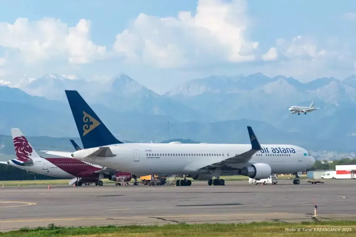Рейс Air Astana не смог долететь до Астаны и вернулся в Алматы