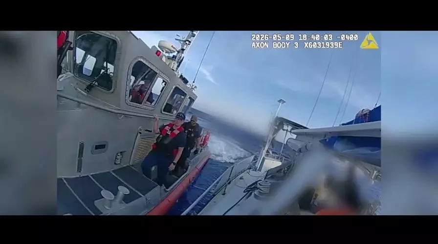 Смотрите видео Береговой охраны о захвате парусника Брайана Хукера после исчезновения его жены на Багамах.