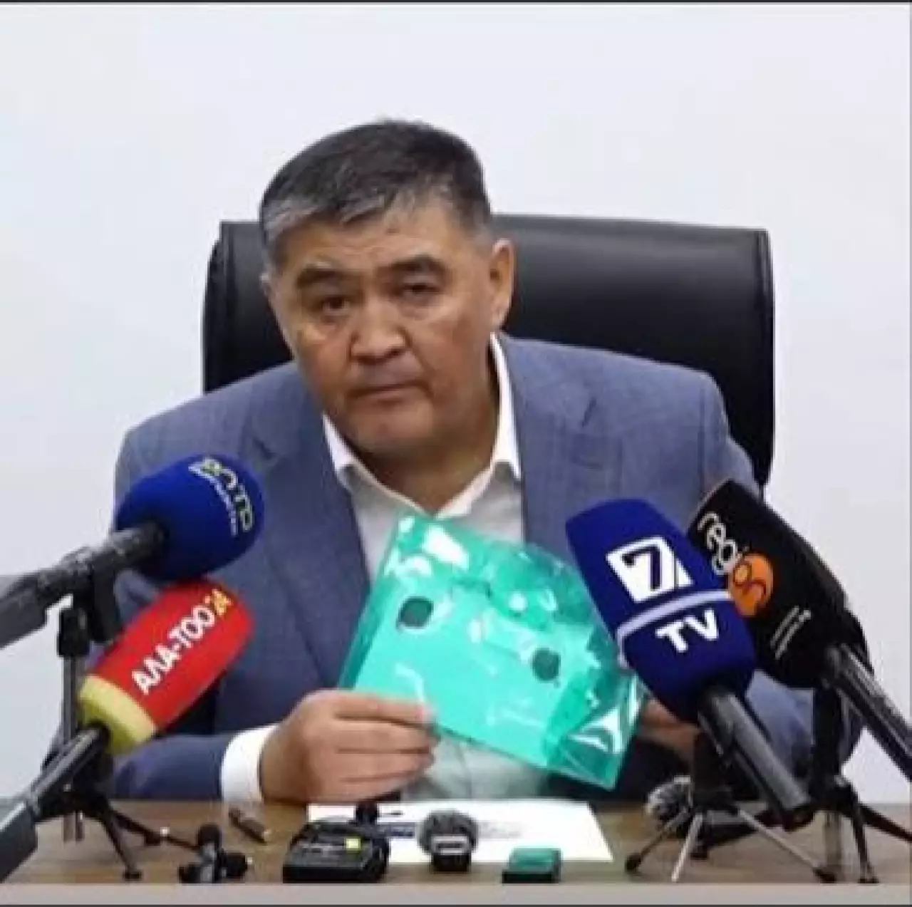  Камчыбека Ташиева признали виновным в попытке захвата власти, но освободили от тюрьмы