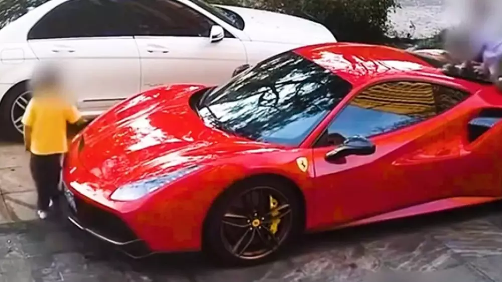 Дети в Китае превратили Ferrari за полмиллиона долларов в игровую площадку