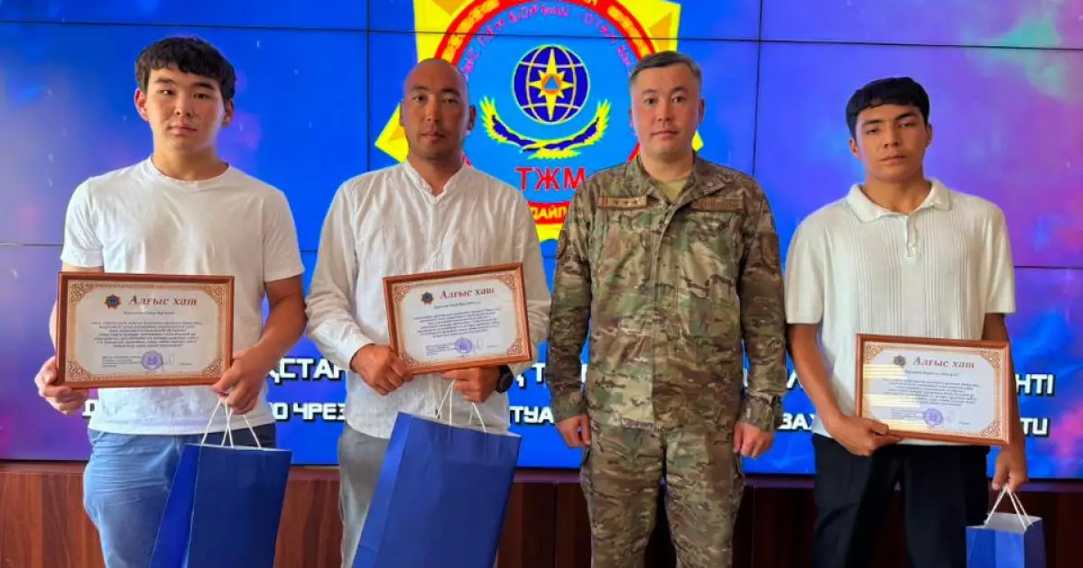  ШҚО-да мұғалім мен оқушылар суға батып бара жатқан жігітті құтқарып қалды 